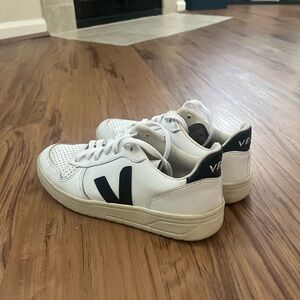 Vejas size 7 (38)